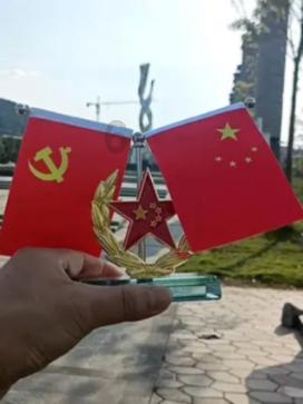 逃离黑与白的房间